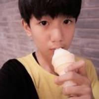 男生拿冰淇淋头像图片_WWW.WHOISQQ.COM
