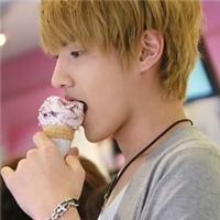 男生拿冰淇淋头像图片_WWW.WHOISQQ.COM