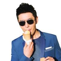 男生拿冰淇淋头像图片_WWW.WHOISQQ.COM