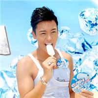 男生拿冰淇淋头像图片_WWW.WHOISQQ.COM