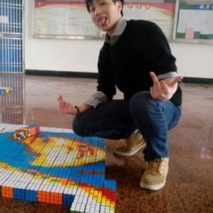 拿魔方的男生头像图片_WWW.WHOISQQ.COM