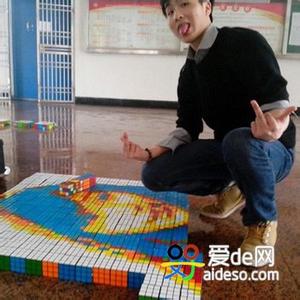 拿魔方的男生头像图片_WWW.WHOISQQ.COM