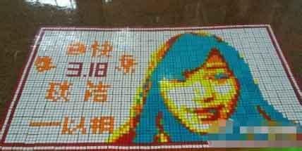 拿魔方的男生头像图片_WWW.WHOISQQ.COM