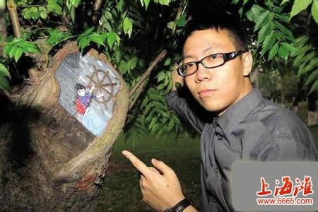 拿魔方的男生头像图片_WWW.WHOISQQ.COM