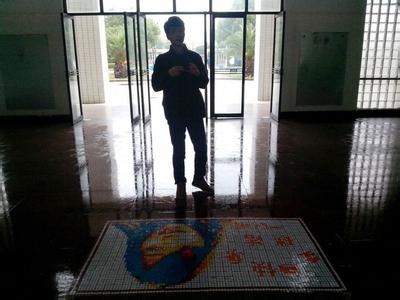 拿魔方的男生头像图片_WWW.WHOISQQ.COM