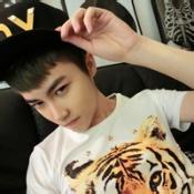 带着帽子的qq头像图片男生_WWW.WHOISQQ.COM