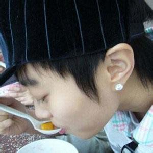 有耳钉的男生头像图片_WWW.WHOISQQ.COM