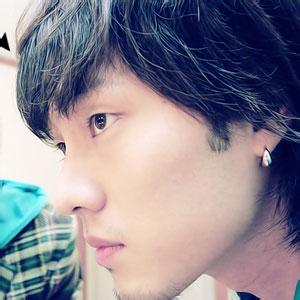 有耳钉的男生头像图片_WWW.WHOISQQ.COM