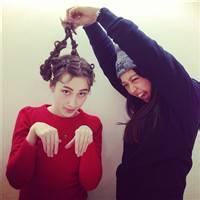 女生给男生系鞋带头像图片_WWW.WHOISQQ.COM