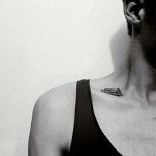 男生吐舌头像图片_WWW.WHOISQQ.COM
