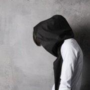 黑色帽子头像图片男生_WWW.WHOISQQ.COM