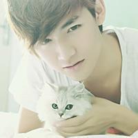 男生抱着猫咪的头像图片_WWW.WHOISQQ.COM