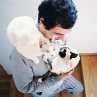 男生抱着猫咪的头像图片_WWW.WHOISQQ.COM