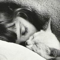 男生抱着猫咪的头像图片_WWW.WHOISQQ.COM
