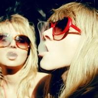 酒吧背景男生头像图片_WWW.WHOISQQ.COM