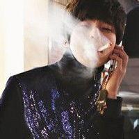 男生左手捂嘴头像图片_WWW.WHOISQQ.COM
