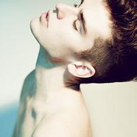 男生左手捂嘴头像图片_WWW.WHOISQQ.COM