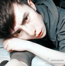 男生左手捂嘴头像图片_WWW.WHOISQQ.COM