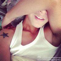 男生左手捂嘴头像图片_WWW.WHOISQQ.COM