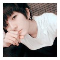 男生左手捂嘴头像图片_WWW.WHOISQQ.COM