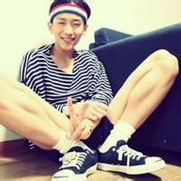 男生左手捂嘴头像图片_WWW.WHOISQQ.COM