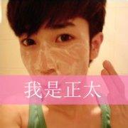男生倚窗前头像图片_WWW.WHOISQQ.COM