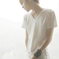 白色衣服头像图片男生_WWW.WHOISQQ.COM