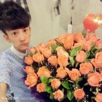 捧着玫瑰的男生头像图片_WWW.WHOISQQ.COM