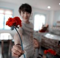 捧着玫瑰的男生头像图片_WWW.WHOISQQ.COM