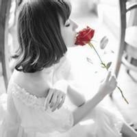 嘴咬玫瑰花男生头像图片_WWW.WHOISQQ.COM