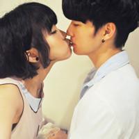 男生亲吻女生头像图片_WWW.WHOISQQ.COM