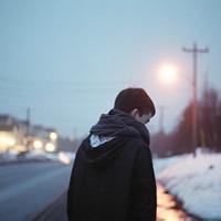 男生背影头发头像图片_WWW.WHOISQQ.COM