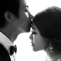 男生吻女生额头的头像图片_WWW.WHOISQQ.COM