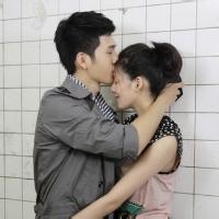 男生吻女生额头的头像图片_WWW.WHOISQQ.COM