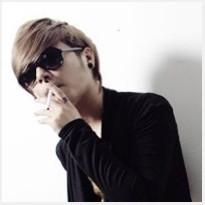 qq头像图片男生低头带墨镜_WWW.WHOISQQ.COM