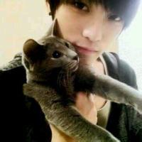 男生抱猫喂食头像图片_WWW.WHOISQQ.COM