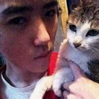 男生抱猫喂食头像图片_WWW.WHOISQQ.COM