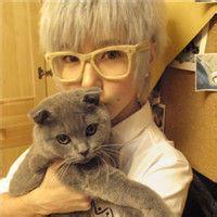 男生抱猫喂食头像图片_WWW.WHOISQQ.COM