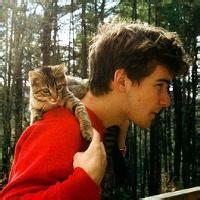 男生抱猫喂食头像图片_WWW.WHOISQQ.COM
