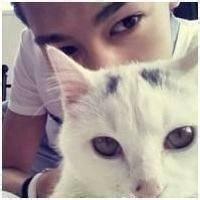 男生抱猫喂食头像图片_WWW.WHOISQQ.COM