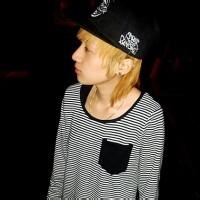 戴帽子男生玩手机头像图片_WWW.WHOISQQ.COM