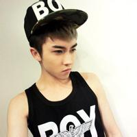 戴帽子男生玩手机头像图片_WWW.WHOISQQ.COM