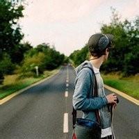侧身站着男生头像图片_WWW.WHOISQQ.COM