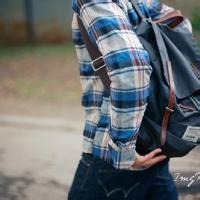 男生背书包背影头像图片小_WWW.WHOISQQ.COM