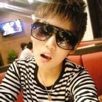 阳光男生墨镜头像图片_WWW.WHOISQQ.COM