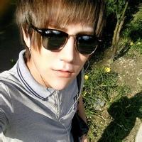 阳光男生墨镜头像图片_WWW.WHOISQQ.COM