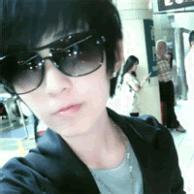 气质蛤蟆镜男生头像图片_WWW.WHOISQQ.COM