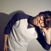 qq头像图片气质眼镜男生_WWW.WHOISQQ.COM