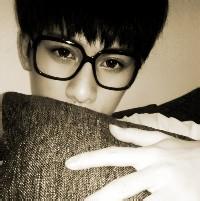 qq头像图片气质眼镜男生_WWW.WHOISQQ.COM