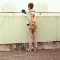 背着书包男生头像图片_WWW.WHOISQQ.COM